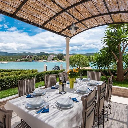 Villa Loviste Paradise ภายนอก รูปภาพ