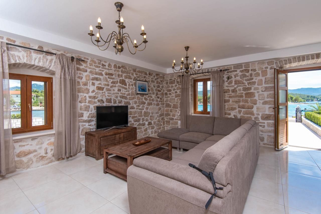 Villa Loviste Paradise ภายนอก รูปภาพ