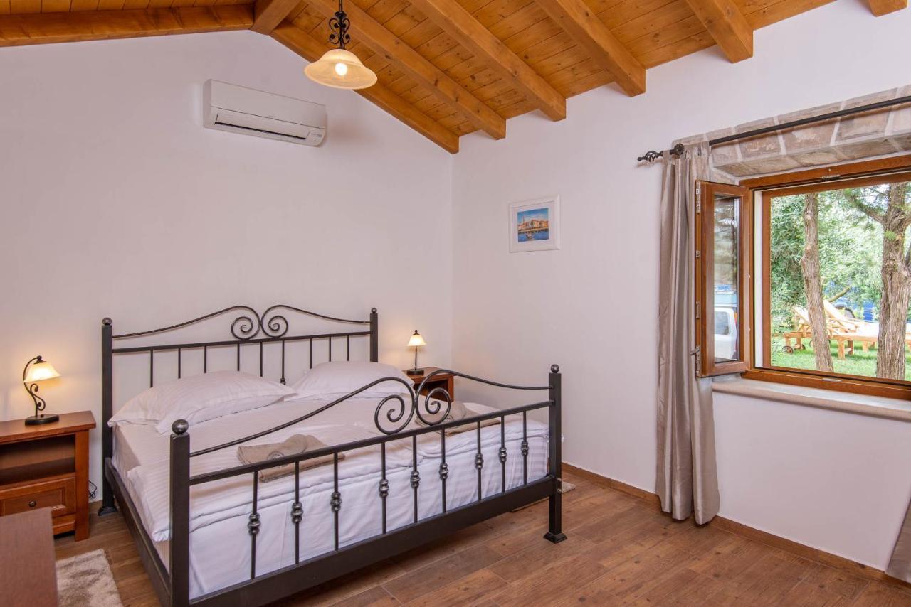 Villa Loviste Paradise ภายนอก รูปภาพ